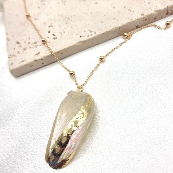 New ANTHRO Gold Plated Shell Pendant Necklace With Gold Beaded Chain. - Picture 1 of 5
